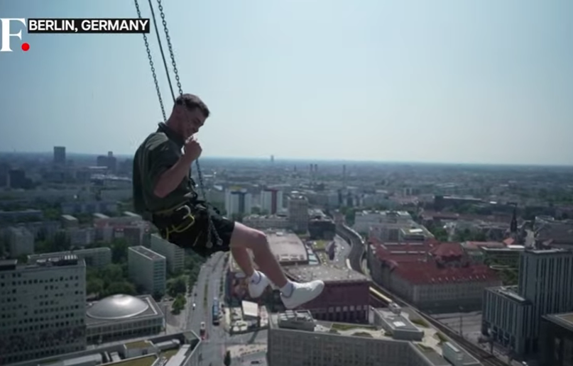 Η υψηλότερη κούνια στην Ευρώπη: Είναι στην οροφή ενός ξενοδοχείου και αιωρείται στα 120 μέτρα!